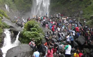 NYEPI 2014 : Libur Panjang, Grojogan Sewu Penuh Sesak