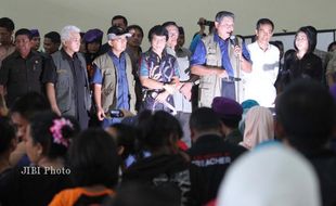 SBY & JOKOWI KUNJUNGI KORBAN BANJIR