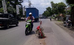 MENGHINDARI JALAN BERLUBANG