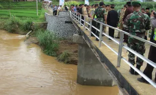 MENINJAU JEMBATAN