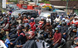 LALU LINTAS SURABAYA : Gara-Gara Bus dan Truk Ini Mogok, Jalan Menuju Kota Macet