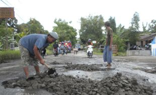 Warga Krandegan Sragen Swadaya Cor Jalan