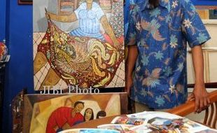  Agusis Geber Lukisan Batik di Rumah Kuno