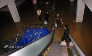 JAKARTA BANJIR: Kondisi Darurat, Sekolah Diliburkan