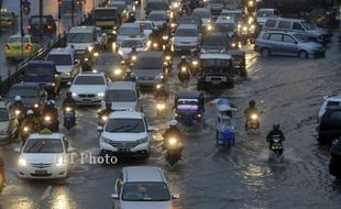 JAKARTA BANJIR DI TWITTER: Farhat Abbas Mengkritik, Jokowi Pantau Banjir