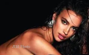 Pacar Ronaldo, Irina Shayk Berpose Seksi Jelang Hari Kasih Sayang