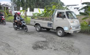 Jalan Adi Sumarmo Tohudan Karanganyar Rusak Parah