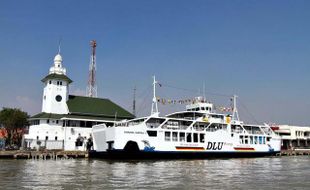 Cuaca Buruk, Sejumlah Kapal Ro Ro Tunda Pelayaran di Pelabuhan Tanjung Perak Surabaya