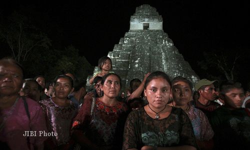 FENOMENA FIKTIF 2012: Elang Terkam Bayi & Ramalan Suku Maya