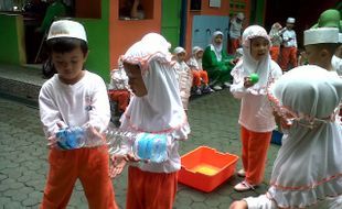  Gelar Happy Day, Siswa TK Al Firdaus Solo Bermain Air