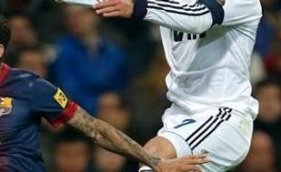 Alves Keluhkan Ejekan Rasis Madridista