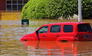 Jangan Terjang Banjir, Asuransi Kendaraan Bisa Gugur