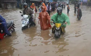 Tips Berkendara Saat Banjir Ala Rifat Sungkar