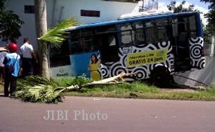 Bus Damri Tabrak Motor, 1 Tewas dan 1 Kritis