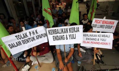 Pegawai Luwes Demo Mendesak Manajer Mundur