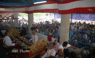 SEKATEN 2013: Gamelan Ditabuh, Ratusan Warga Berebut Janur