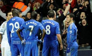 SWANSEA Vs CHELSEA: Tendang Ballboy, Hazard Dikartu Merah