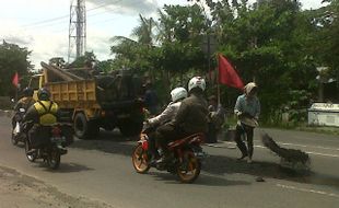  MENAMBAL JALAN BERLUBANG