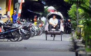 JALAN RUSAK SOLO : Jalur Lambat Memprihatinkan!