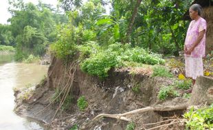 LONGSOR KLATEN : Bantaran Kali Dengkeng Longsor, BPBD Bagikan 2.000 Karung Plastik