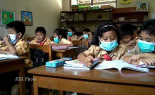  Bau Kotoran Ayam, Siswa SD di Wonogiri Kenakan Masker