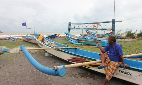 Ombak 7 Meter, Nelayan Parkir Perahu