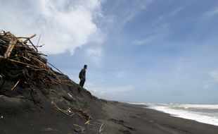 Ombak Pasang Bentuk Tebing Curam di Pantai Samas