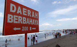 Purna Paskibraka Punguti Sampah di Pantai Sepanjang