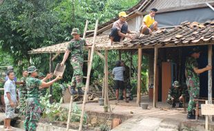 RTLH: Anggota Kodim Sukoharjo Ikut Perbaiki Rumah