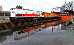  Rel Terendam Banjir, Perjalanan KRL Terganggu