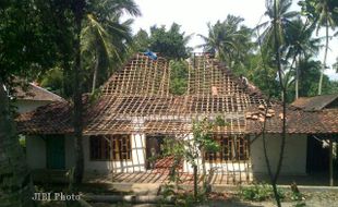   RUMAH TERTIMPA POHON