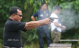 LATIHAN MENEMBAK