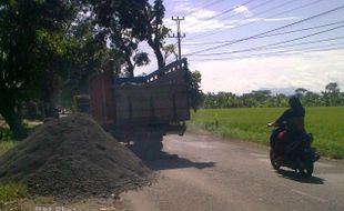 TRUK MOGOK MENGGANGGU LALIN