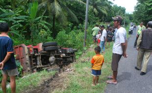 Setir Rusak, Truk Terguling di Kulonprogo