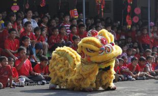 MENYAKSIKAN PERTUNJUKAN BARONGSAI