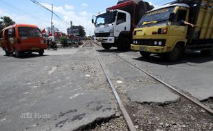 JALAN RUSAK SOLO : Jl. Cokroaminoto Jebres Solo Ambles Rawan Lakalantas