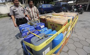 Polisi Hentikan Pengiriman 500 Liter Ciu ke Jakarta