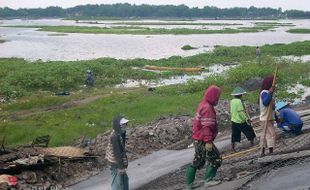 PENGECORAN TALUT WADUK CENGKLIK