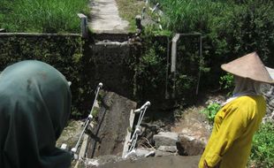 Baru Diresmikan 2010, Jembatan Desa Putus 