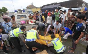 LAKALANTAS NGASEM: Truk Fuso Alami Rem Blong