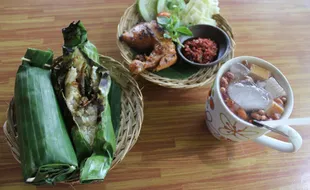 Sedapnya Nasi Bakar Angkringan Mbah Darso