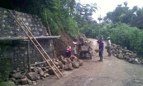 TANAH LONGSOR: Tak Ada Bantuan Pemerintah, Warga Berswadaya Bangun Talut