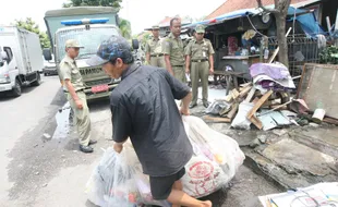 PENERTIBAN PKL SOLO : Nekat Berjualan, PKL Ki Hajar Dewantara Dikosek