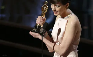 Anne Hathaway Raih Piala Oscar Pertama