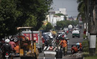 PERBAIKI JALAN BERLUBANG