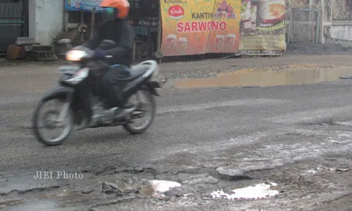 JALAN RAYA SOLO-PURWODADI RUSAK 