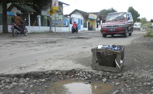 PASANG KOTAK DI DEKAT LUBANG JALAN