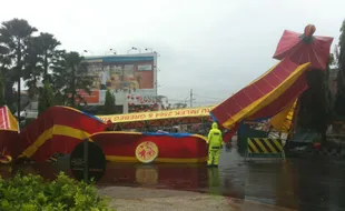 ANGIN KENCANG SOLO: Gapura Imlek Pasar Gede, Tower El Sadday & Cerobong PMI Roboh