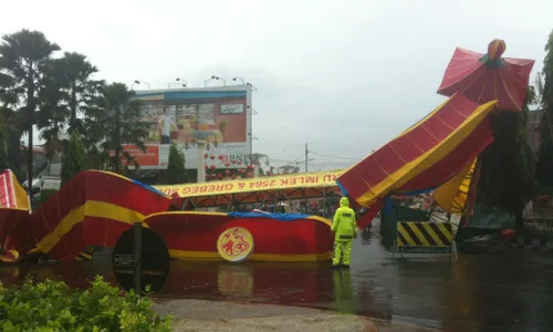 ANGIN KENCANG SOLO: Gapura Imlek Pasar Gede, Tower El Sadday & Cerobong PMI Roboh