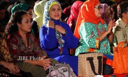 Istri Jokowi & Istri Dahlan Iskan Bagi Bantuan